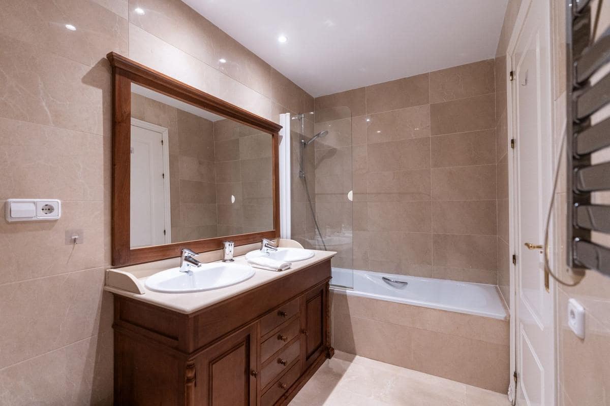 2 slaapkamer Appartement te koop in Benahavis met zwembad garage - € 465.000 (Ref: 9492750)