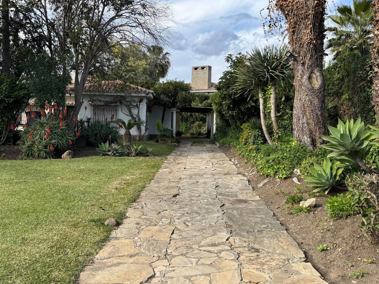 3 bedroom Villa for sale in El Paraiso with garage - € 1,375,000 (Ref: 9495541)