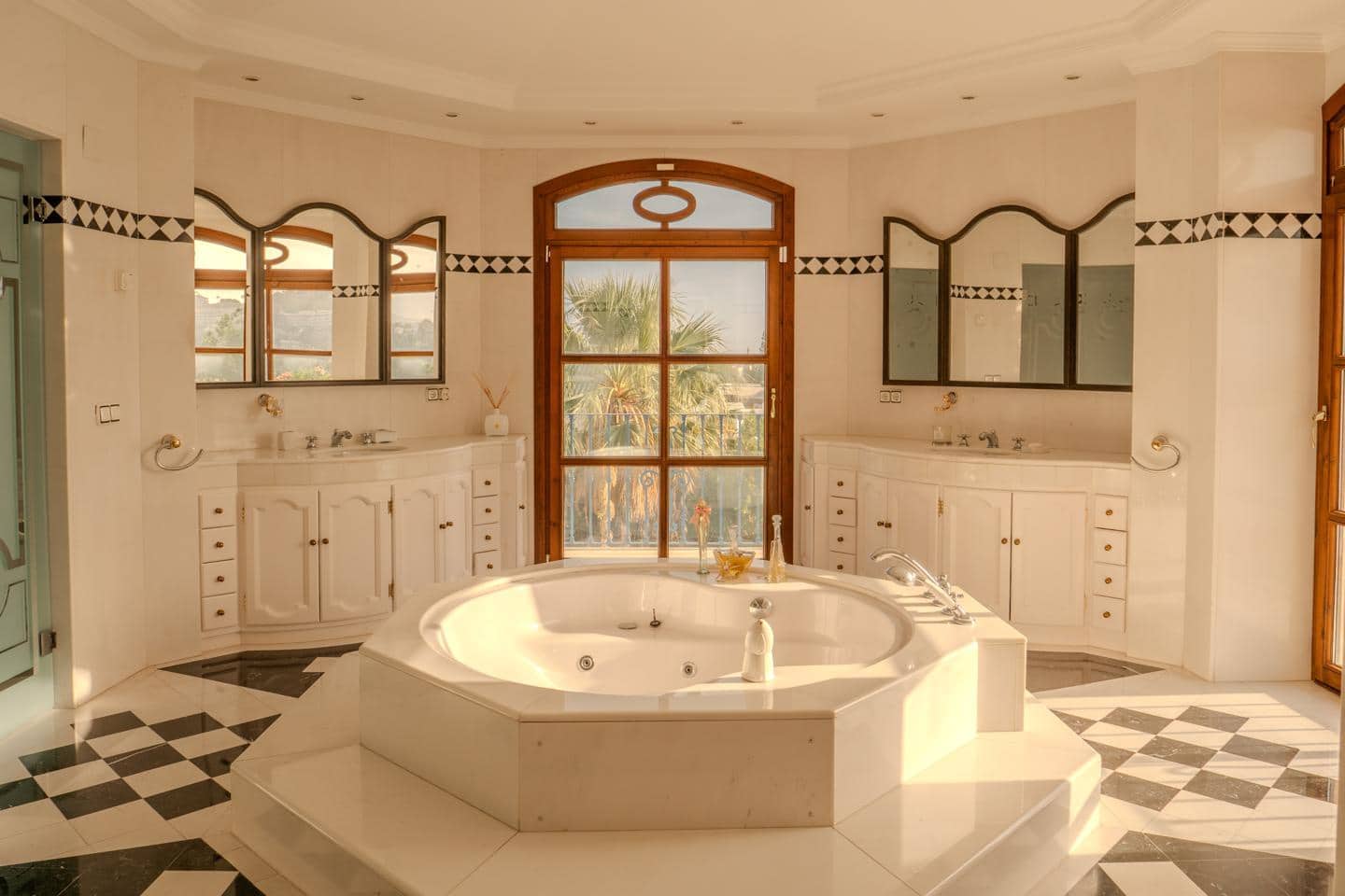 6 makuuhuone Huvila myytävänä paikassa Marbella mukana uima-altaan 
autotalli - 7 500 000 € (Ref: 9521413)