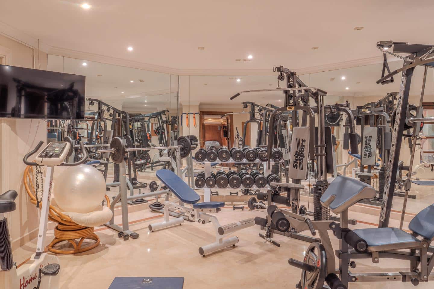 6 makuuhuone Huvila myytävänä paikassa Marbella mukana uima-altaan 
autotalli - 7 500 000 € (Ref: 9521413)