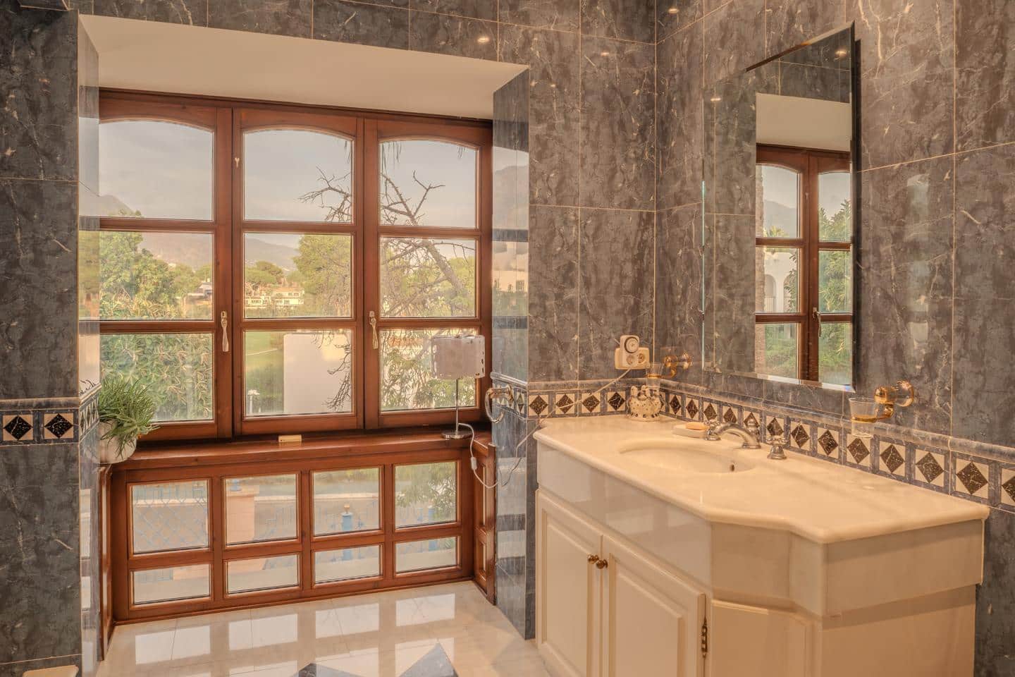 6 makuuhuone Huvila myytävänä paikassa Marbella mukana uima-altaan 
autotalli - 7 500 000 € (Ref: 9521413)