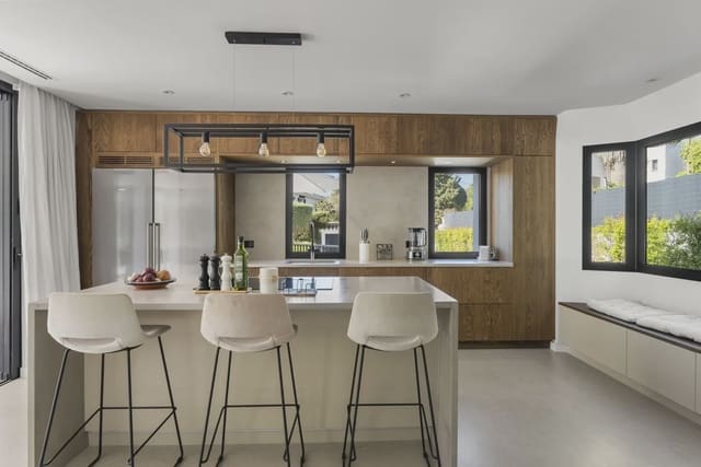 4 soveværelse Villa til salg i Las Brisas, Marbella med swimmingpool garage - € 2.650.000 (Ref: 9536540)