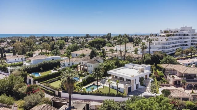 4 soveværelse Villa til salg i Guadalmina Alta, Marbella med swimmingpool garage - € 3.580.000 (Ref: 9536544)