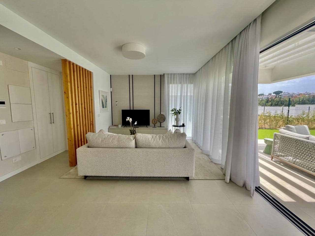 3 bedroom Villa for sale in El Paraiso with pool garage - € 800,000 (Ref: 9536548)