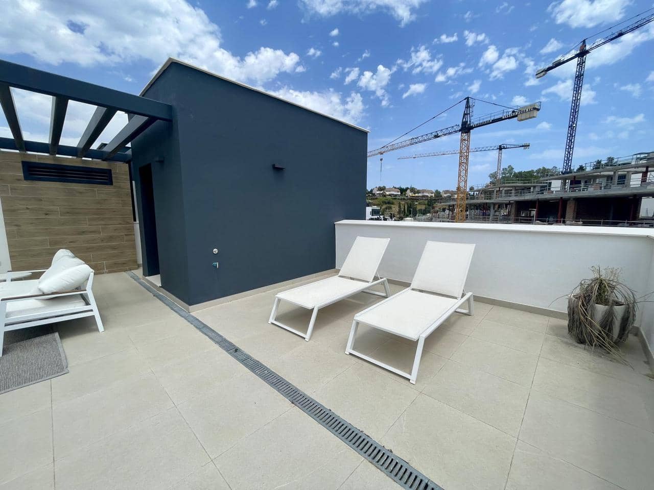 3 bedroom Villa for sale in El Paraiso with pool garage - € 800,000 (Ref: 9536548)