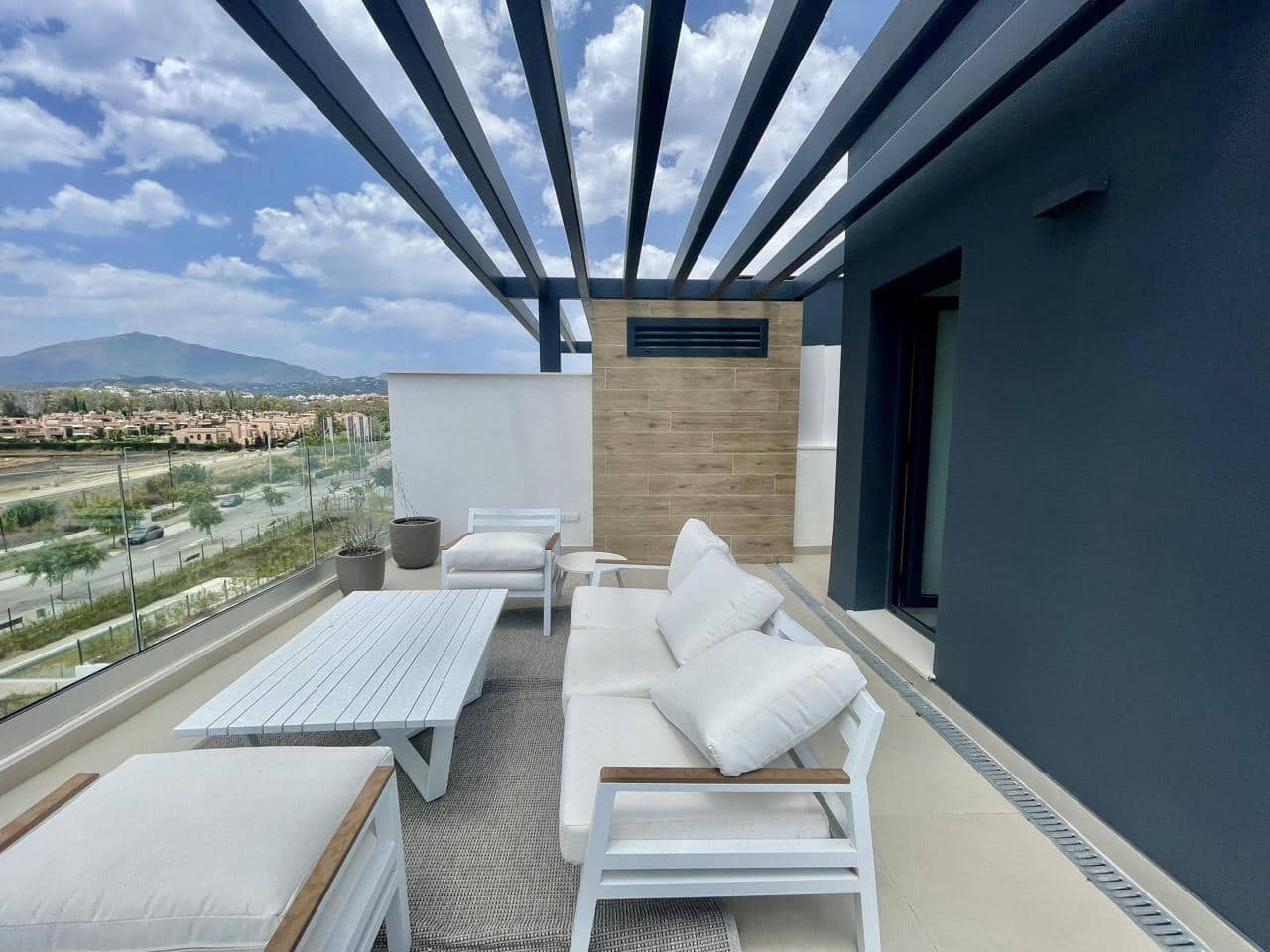 3 bedroom Villa for sale in El Paraiso with pool garage - € 800,000 (Ref: 9536548)