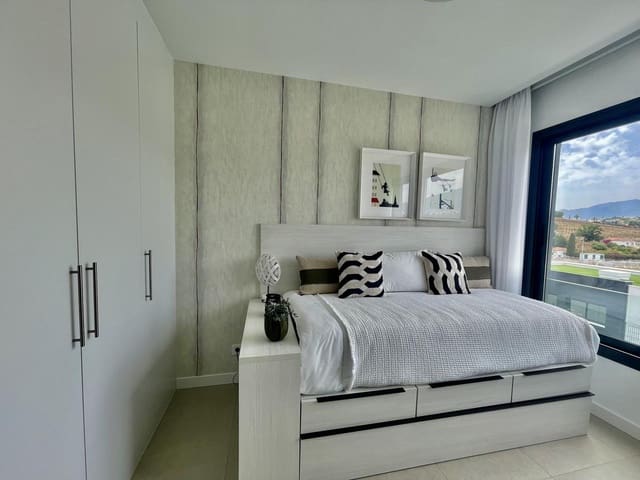 3 bedroom Villa for sale in El Paraiso, Estepona with pool garage - € 800,000 (Ref: 9536548)