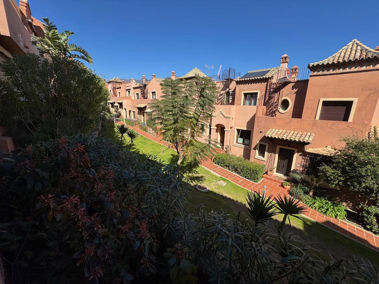 4 sovrum Villa till salu i Estepona med pool garage - 665 000 € (Ref: 9631435)