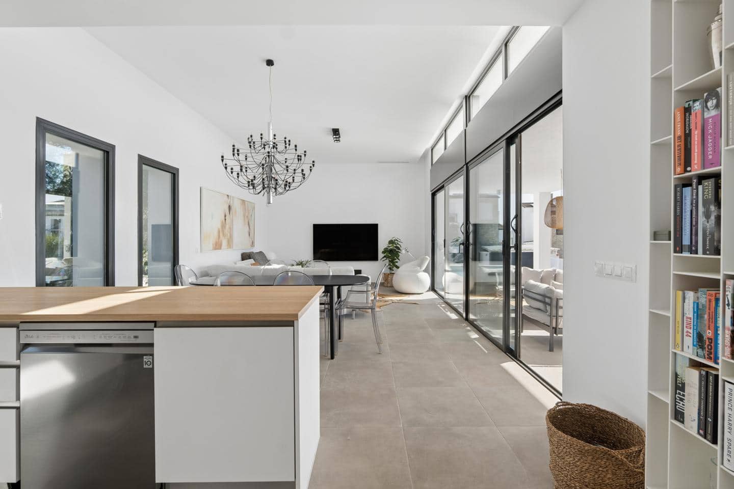 3 makuuhuone Huvila myytävänä paikassa Estepona mukana uima-altaan 
autotalli - 949 000 € (Ref: 9643597)