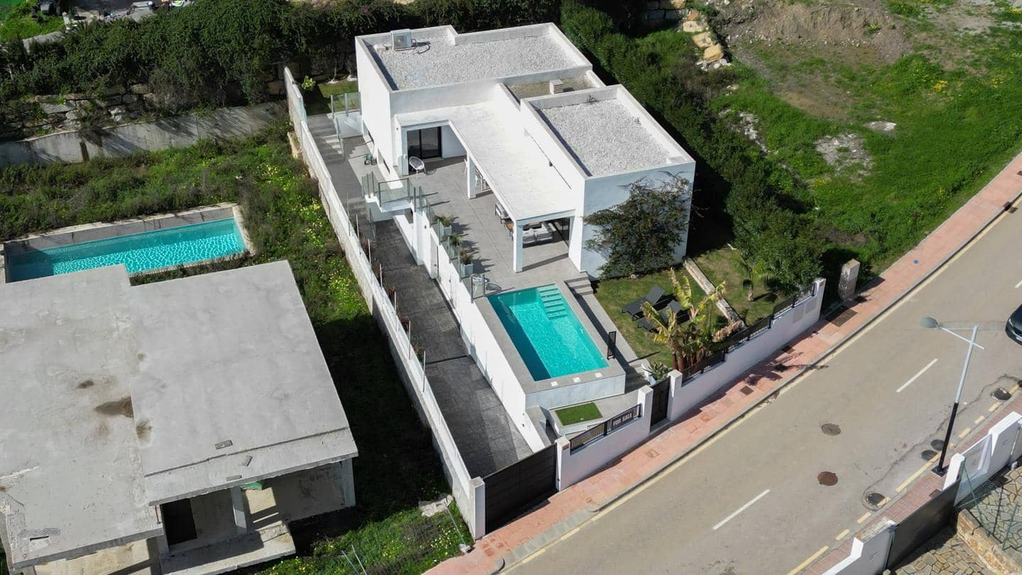 3 makuuhuone Huvila myytävänä paikassa Estepona mukana uima-altaan 
autotalli - 949 000 € (Ref: 9643597)