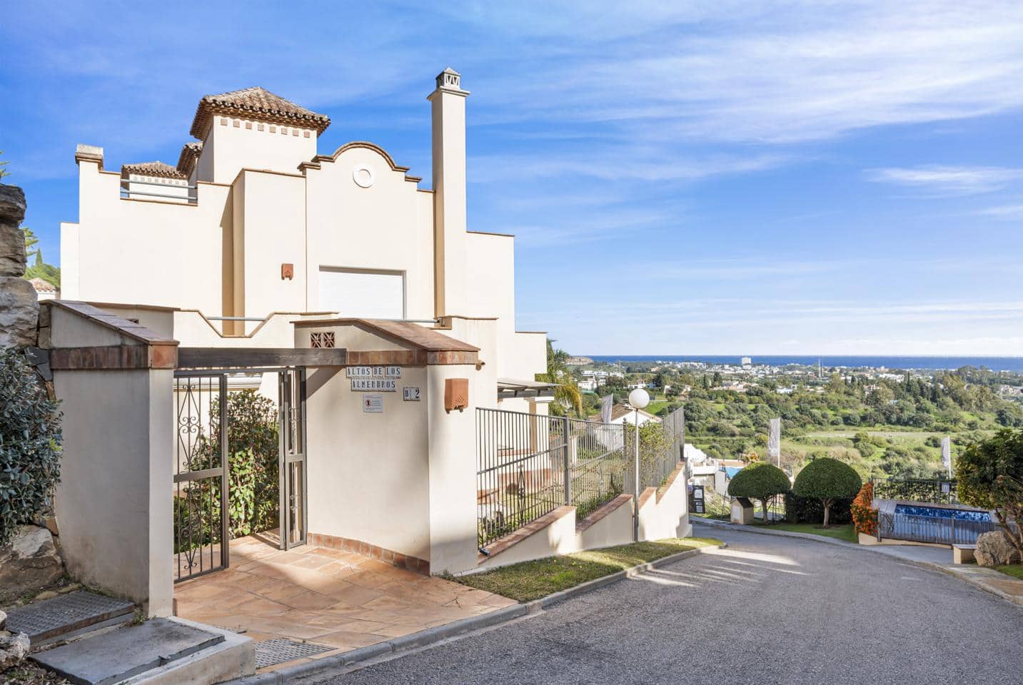 4 sypialnia Penthouse na sprzedaż w Benahavis z basenem garażem - 2 650 000 € (Ref: 9688566)