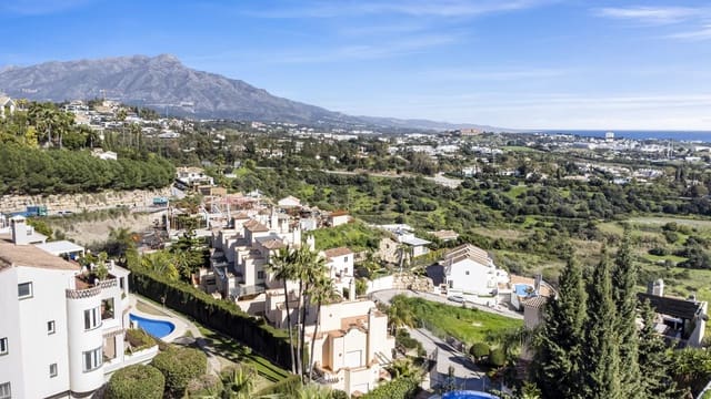 4 sypialnia Penthouse na sprzedaż w Los Arqueros - Puerto del Almendro, Benahavís z basenem garażem - 2 650 000 € (Ref: 9688566)