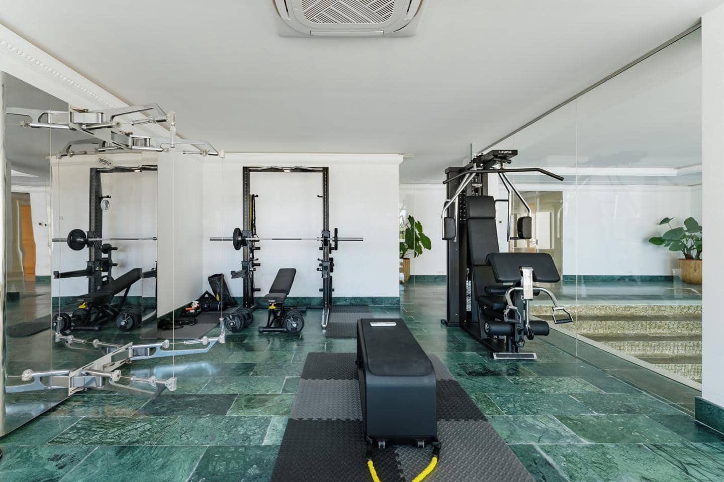 8 soveværelse Villa til salg i Marbella med swimmingpool garage - € 11.950.000 (Ref: 9706113)