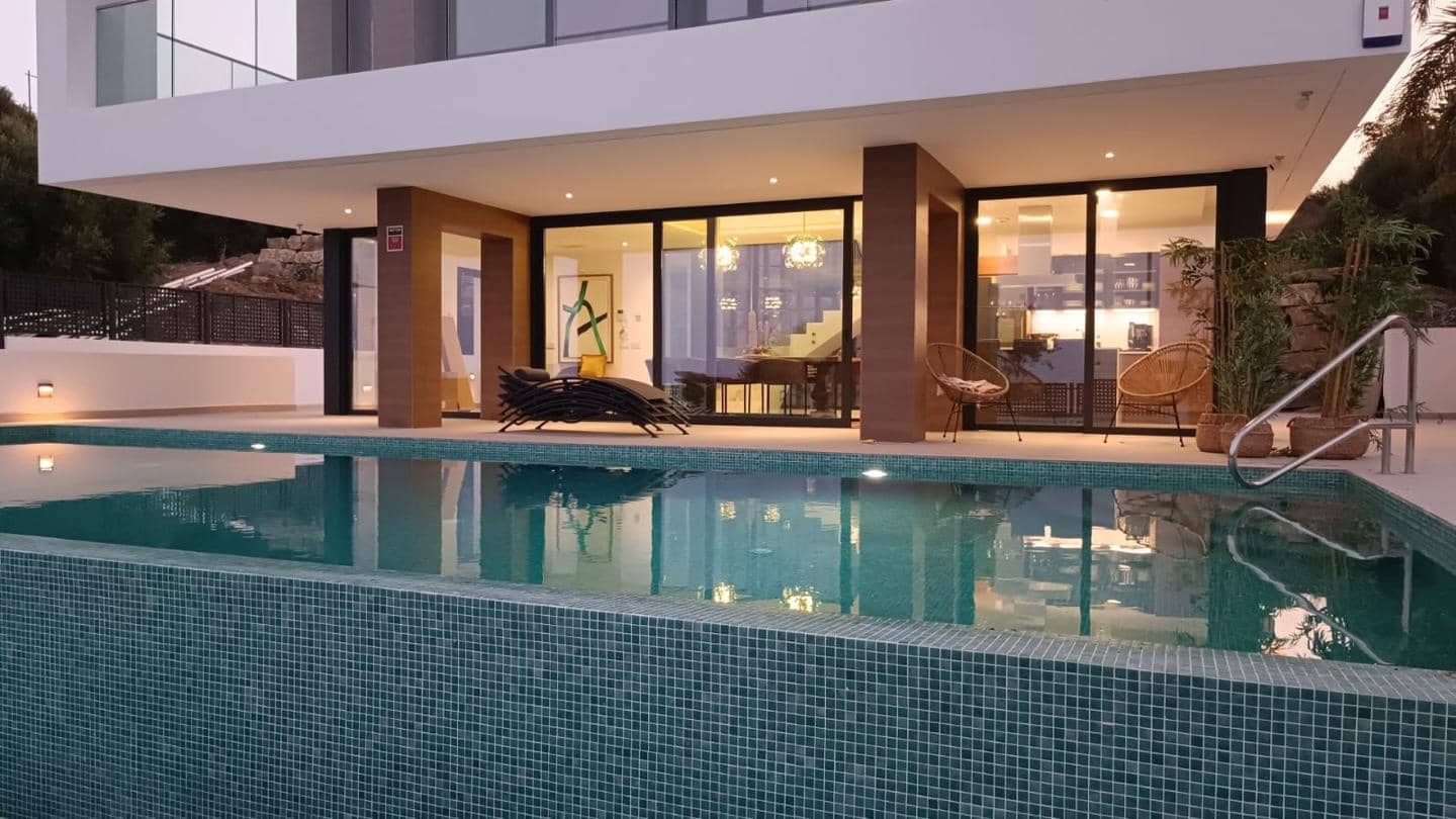 4 quarto Moradia para venda em Estepona com piscina garagem - 1 440 000 € (Ref: 9715450)