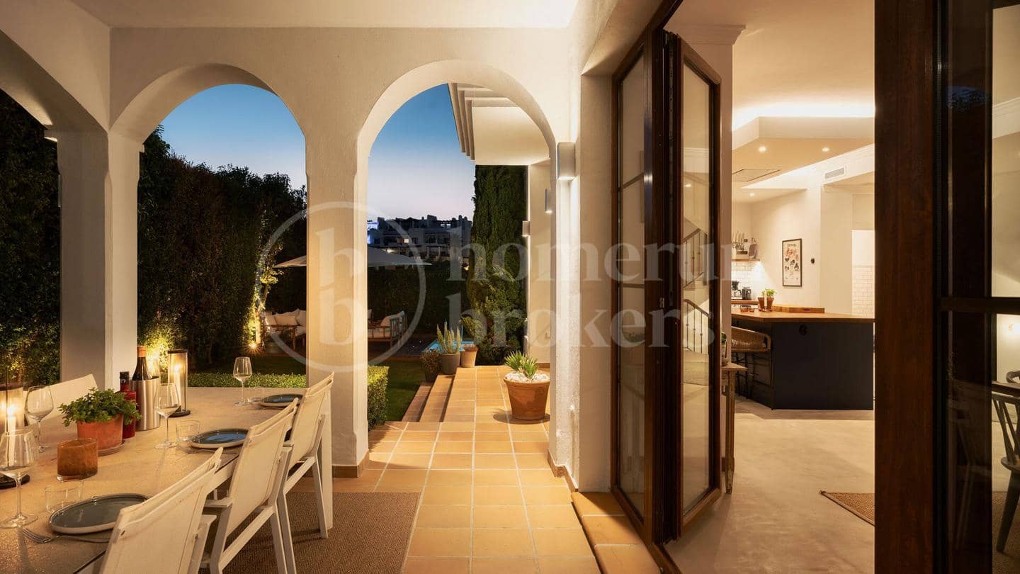 4 Zimmer Villa zu verkaufen in Estepona mit Pool Garage - 1.690.000 € (Ref: 9733385)