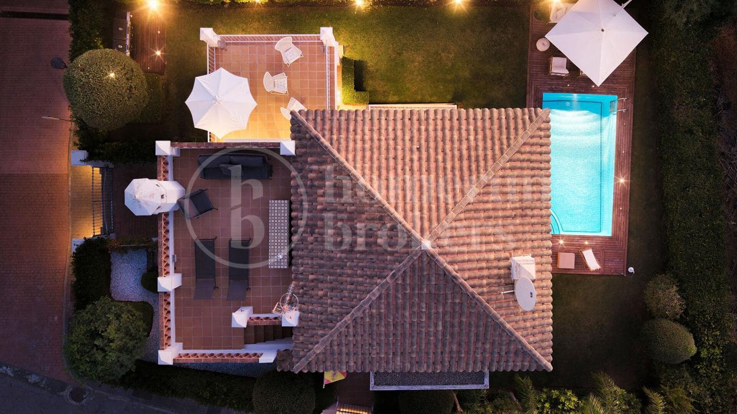 4 Zimmer Villa zu verkaufen in Estepona mit Pool Garage - 1.690.000 € (Ref: 9733385)