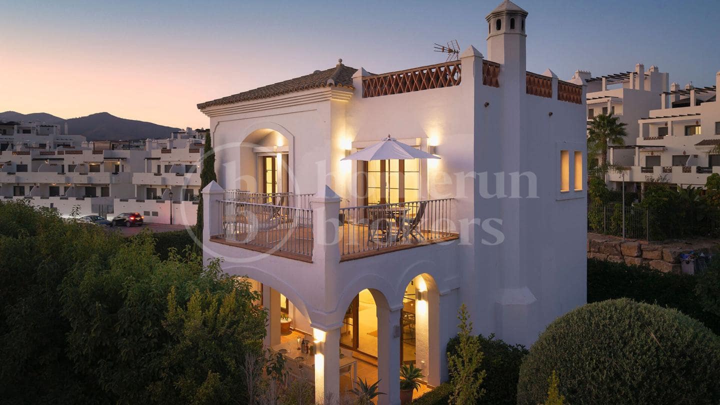 4 Zimmer Villa zu verkaufen in Estepona mit Pool Garage - 1.690.000 € (Ref: 9733385)