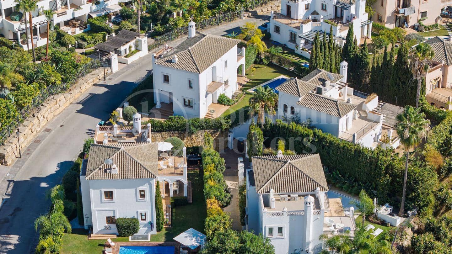 4 Zimmer Villa zu verkaufen in Estepona mit Pool Garage - 1.690.000 € (Ref: 9733385)