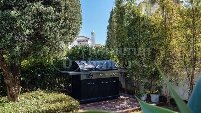 4 Zimmer Villa zu verkaufen in La Concha - Resina Golf, Estepona mit Pool Garage - 1.690.000 € (Ref: 9733385)