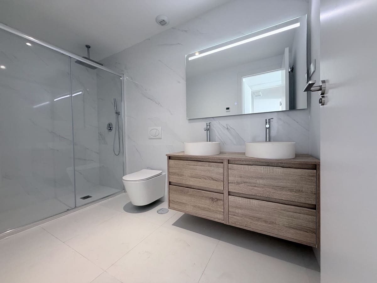 2 bedroom Apartment for sale in Fuengirola with pool garage - € 495,000 (Ref: 10081688)