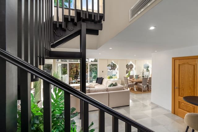 4 soveværelse Penthouse til salg i Puerto Banus, Marbella med swimmingpool garage - € 2.650.000 (Ref: 10093667)