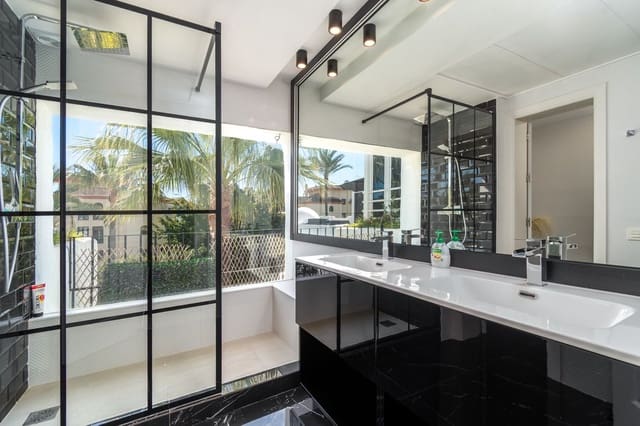 4 soveværelse Penthouse til salg i Puerto Banus, Marbella med swimmingpool garage - € 2.650.000 (Ref: 10093667)
