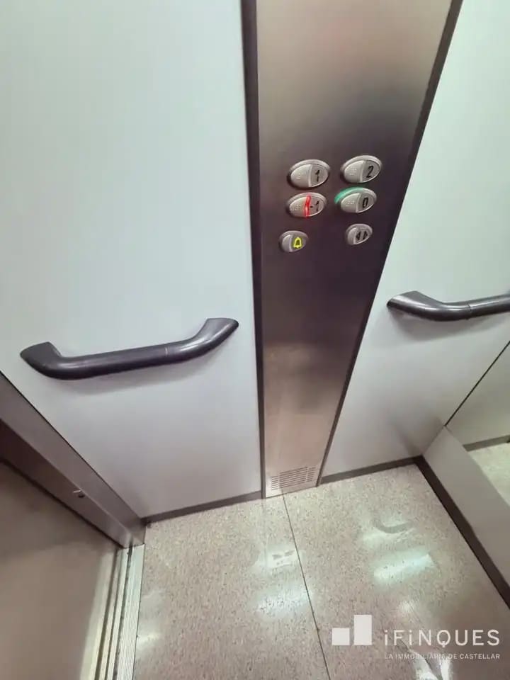 Commerciale da affittare in Castellar del Valles con garage - 599 € (Rif: 9809080)