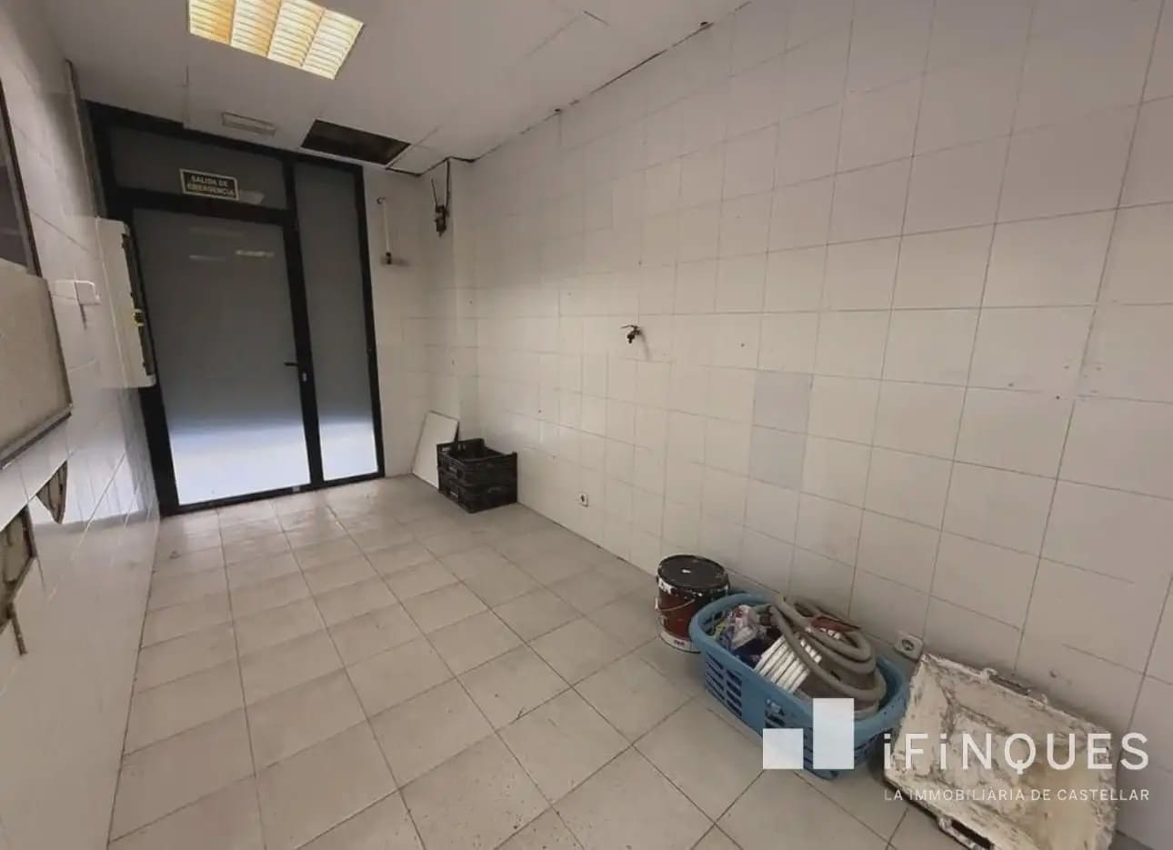 Commercial for sale in Sabadell - € 95,000 (Ref: 9809112)