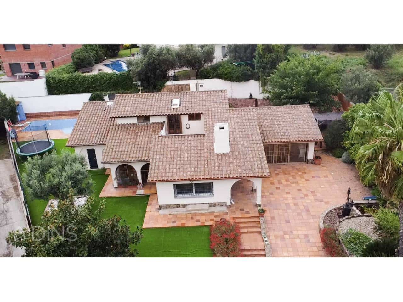 5 sypialnia Willa na sprzedaż w La Garriga z basenem garażem - 640 000 € (Ref: 9793061)