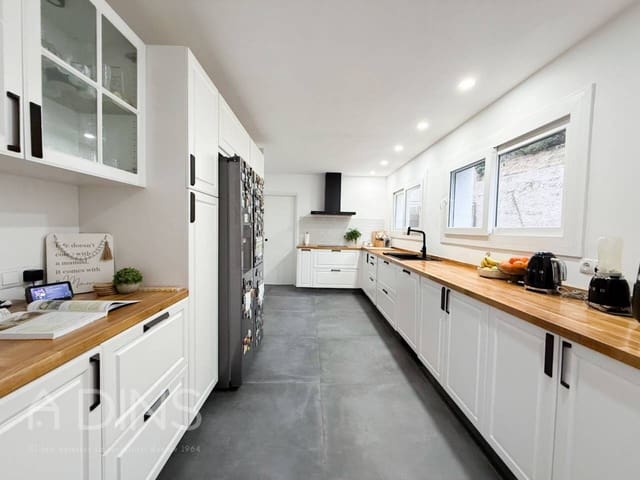 7 bedroom Villa for sale in Bigues, Bigues i Riells with pool garage - € 690,000 (Ref: 9793063)