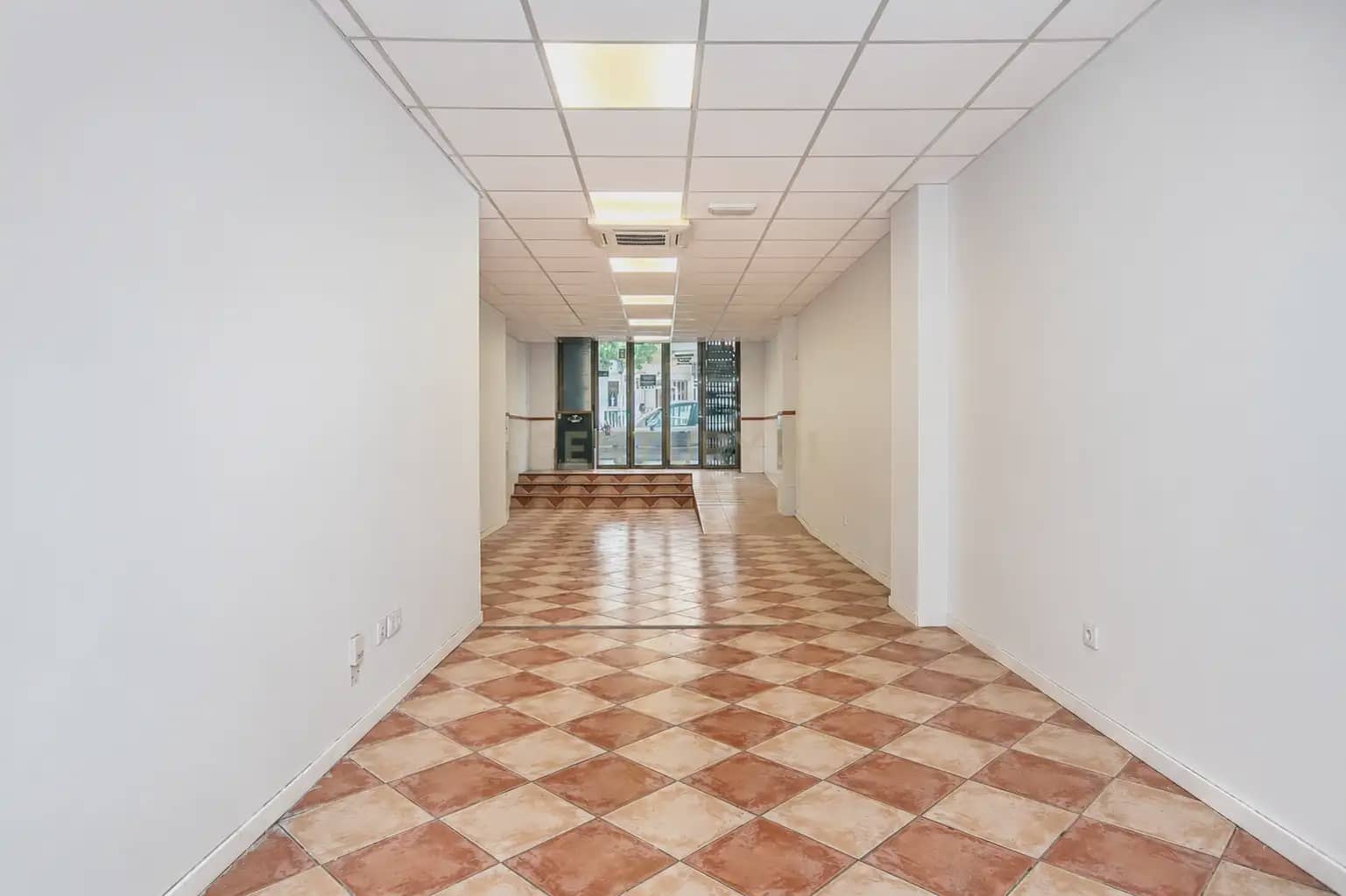 Kommersiell til salgs i San Vicente / Sant Vicent del Raspeig - € 110 000 (Ref: 10044136)