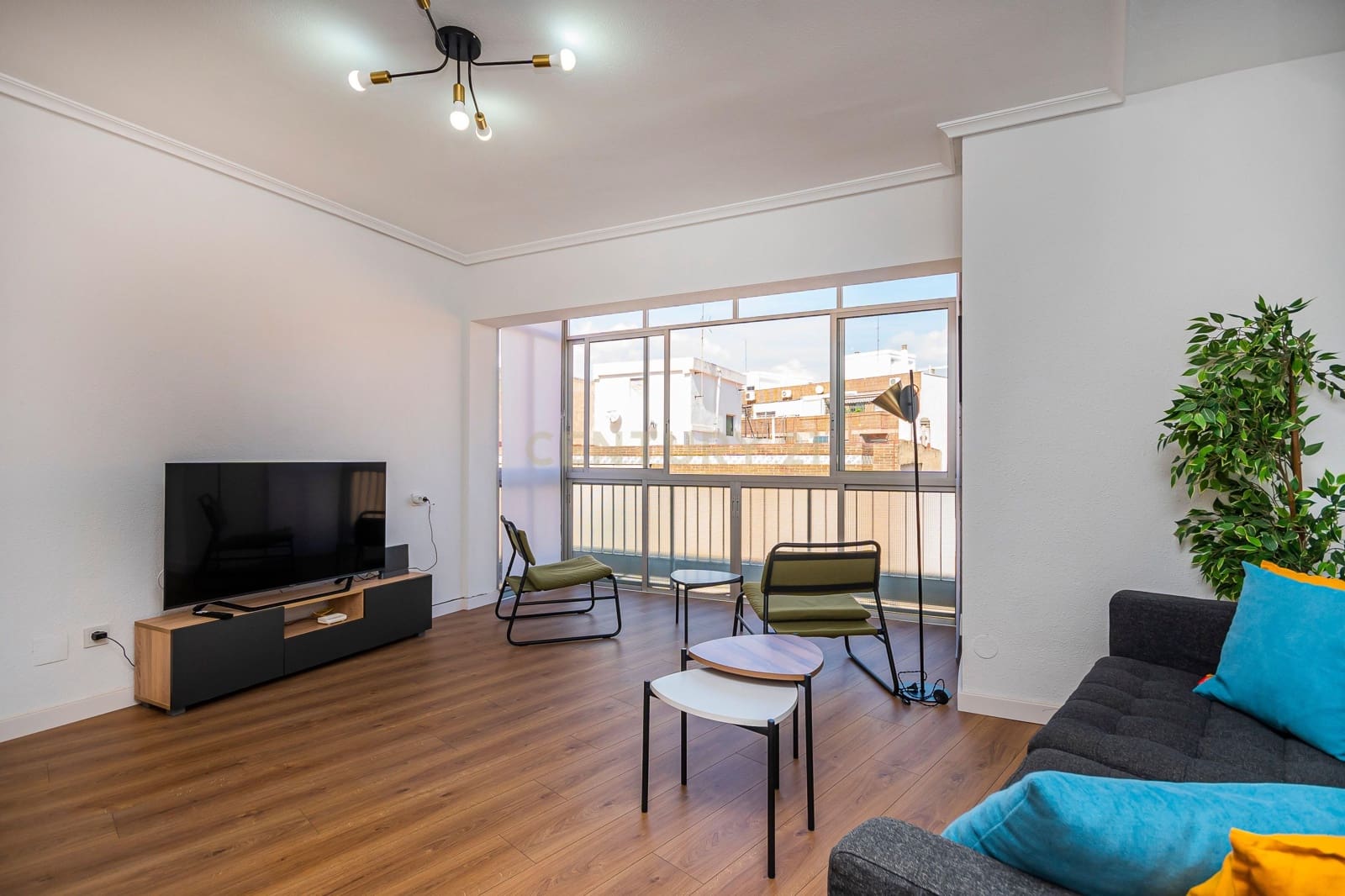 3 slaapkamer Flat te huur in Alicante stad - € 1.100 (Ref: 9335685)