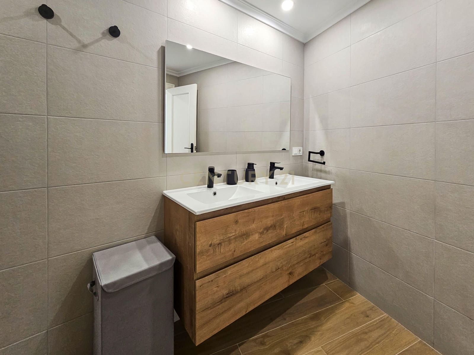 3 slaapkamer Flat te huur in Alicante stad - € 1.100 (Ref: 9335685)