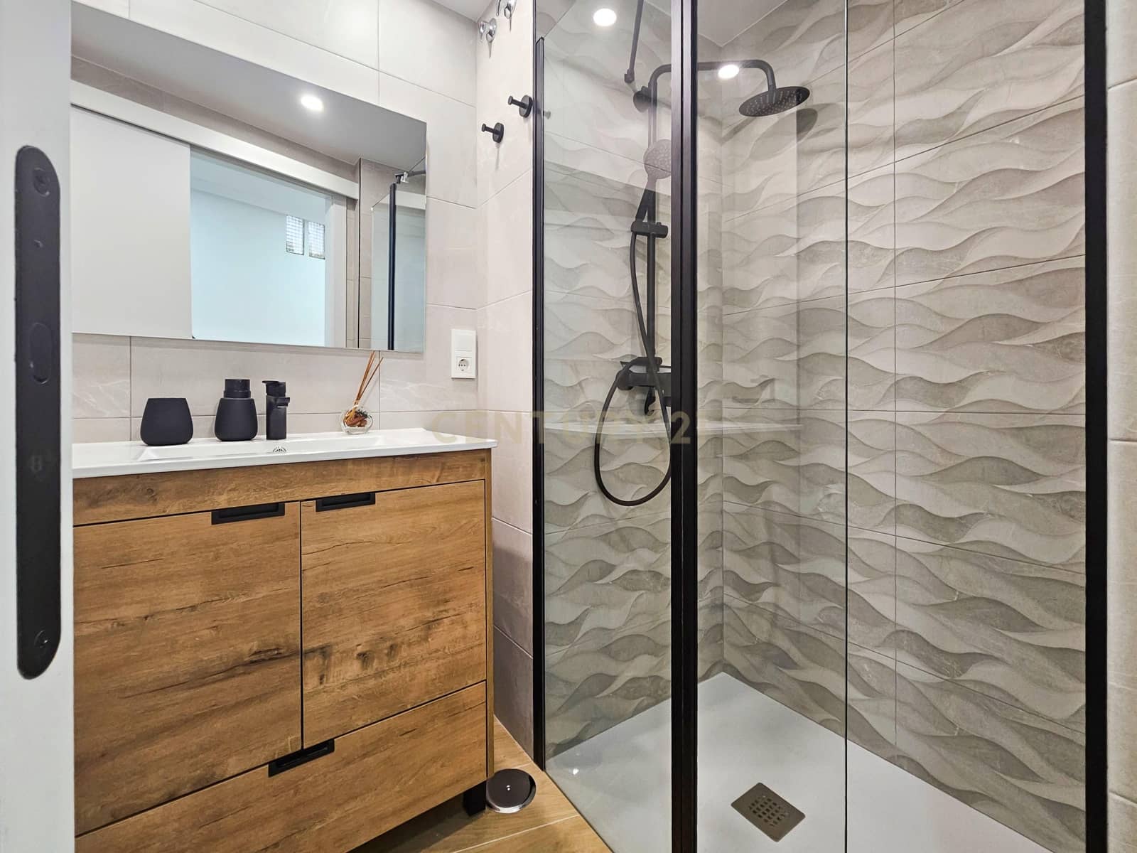 3 slaapkamer Flat te huur in Alicante stad - € 1.100 (Ref: 9335685)