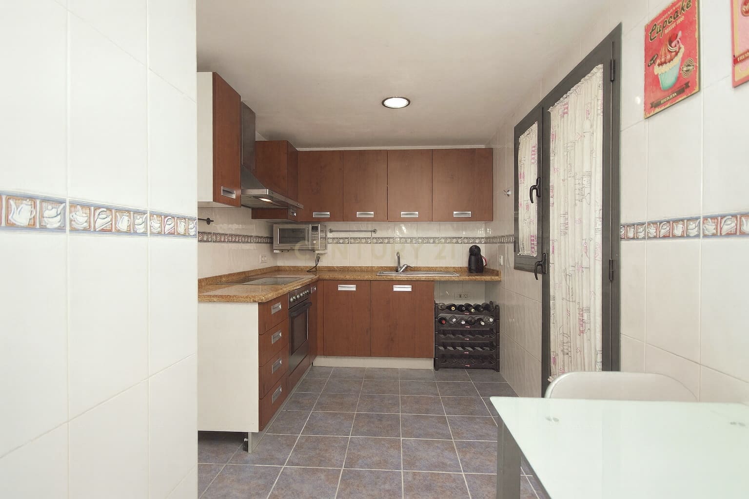 2 soveværelse Lejlighed til salg i Alicante by med swimmingpool - € 295.000 (Ref: 9338759)