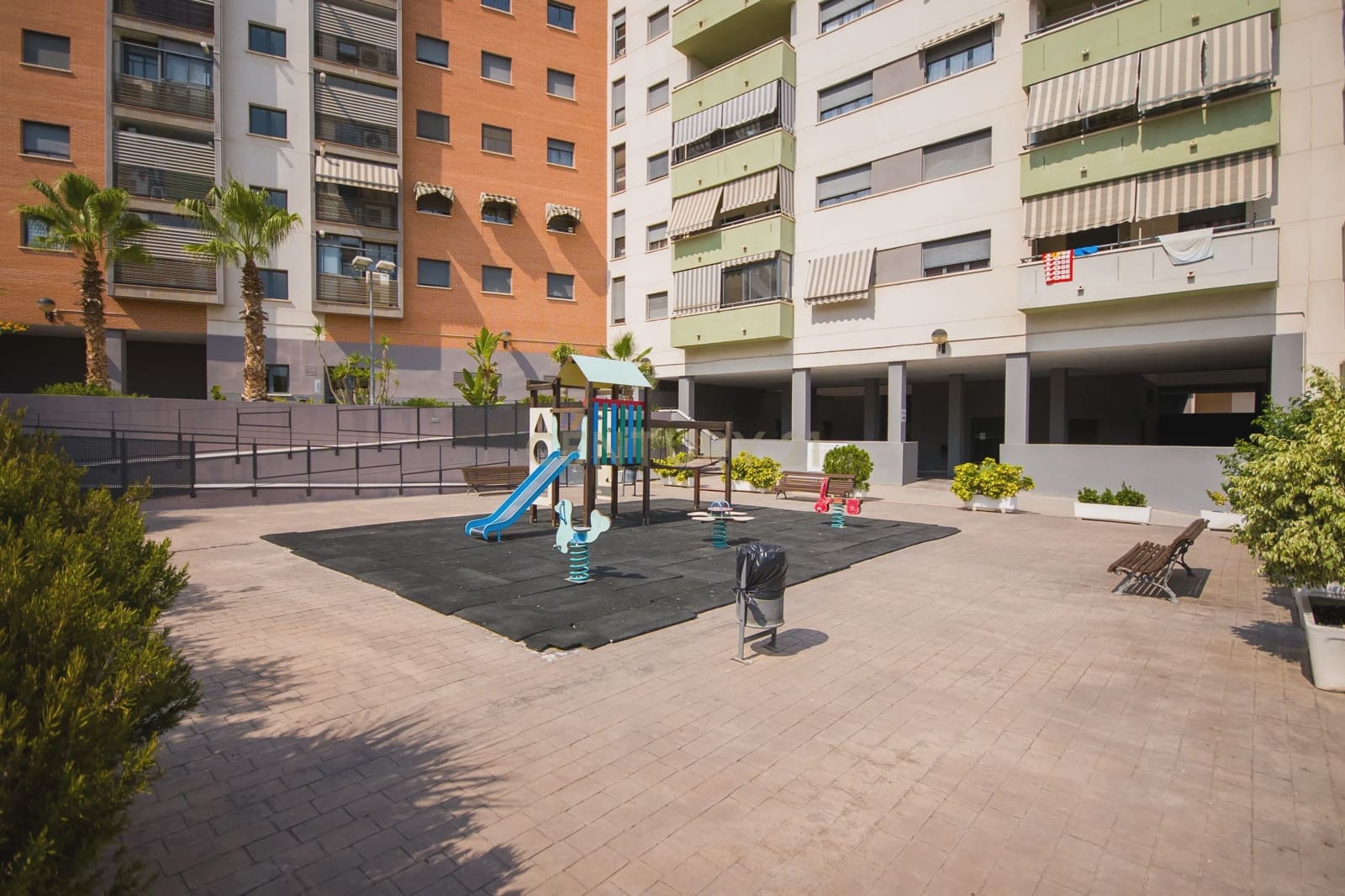 2 soveværelse Lejlighed til salg i Alicante by med swimmingpool - € 295.000 (Ref: 9338759)