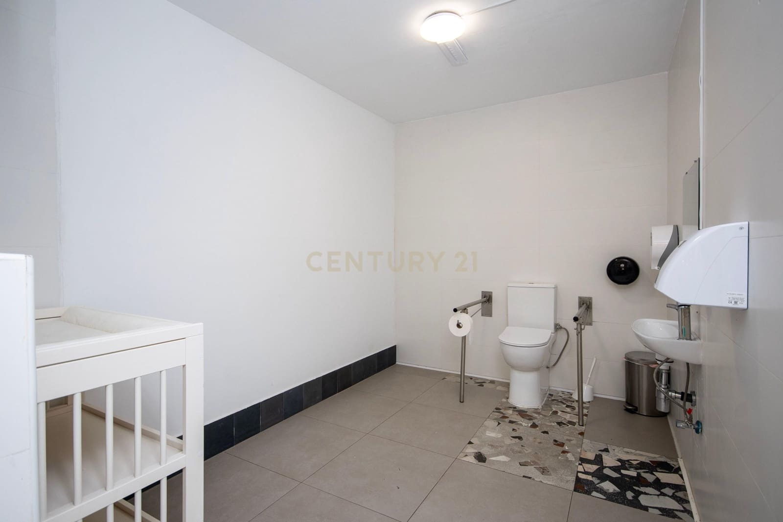 Commercieel te koop in Alicante stad - € 250.000 (Ref: 9592260)