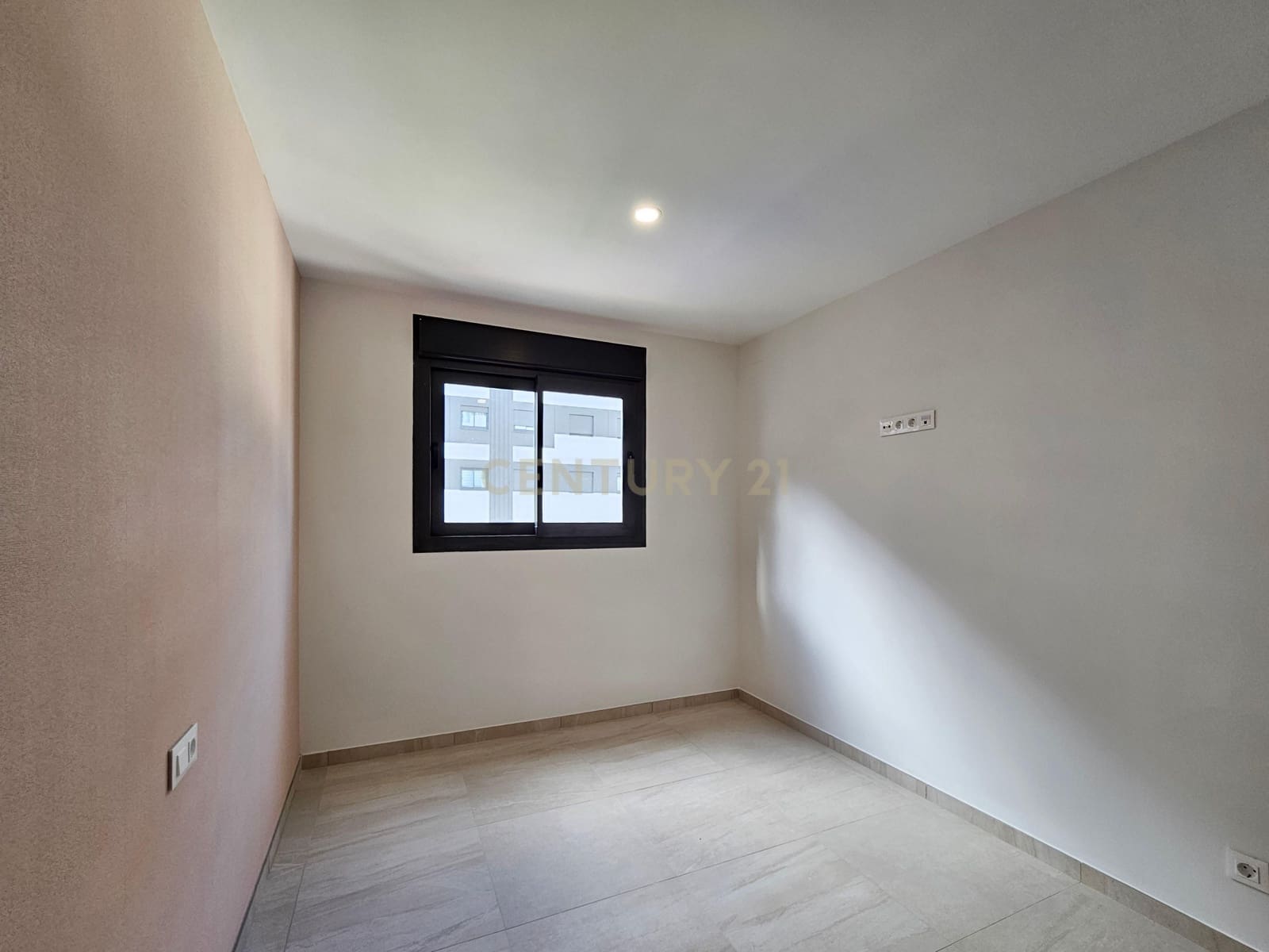 3 sovrum Lägenhet att hyra i Alicante stad med pool garage - 1 400 € (Ref: 9592279)