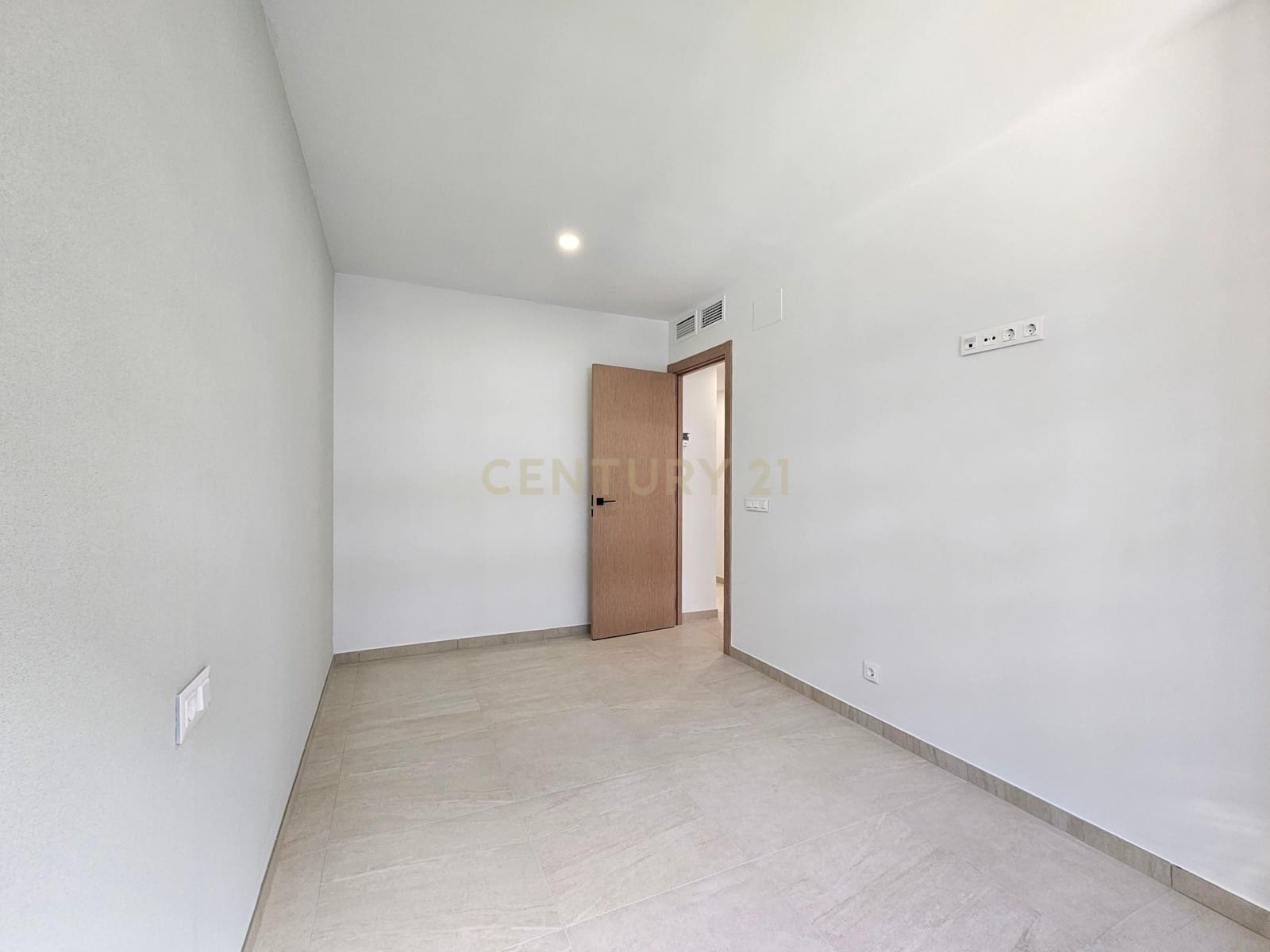 3 sovrum Lägenhet att hyra i Alicante stad med pool garage - 1 400 € (Ref: 9592279)