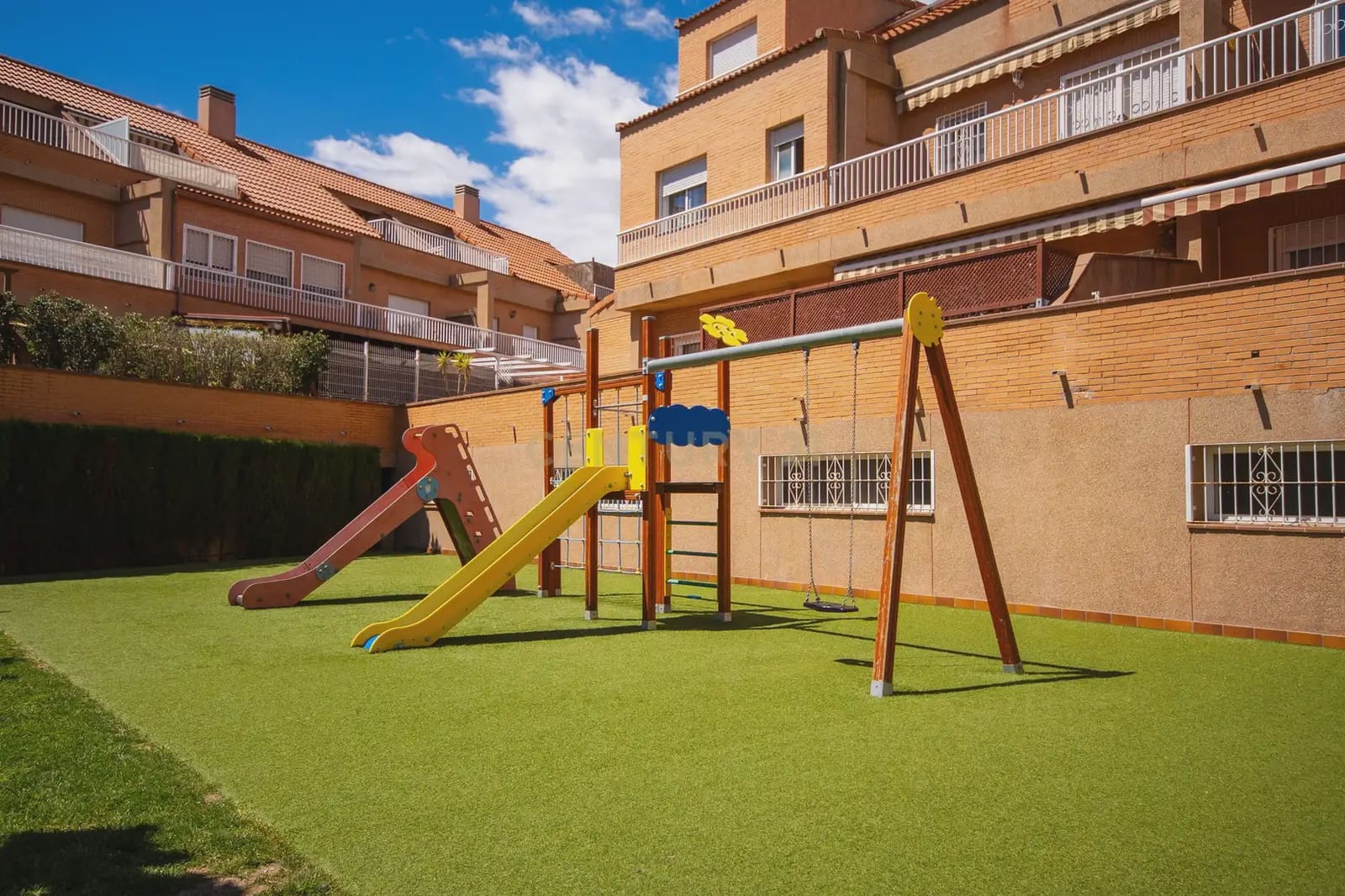 3 bedroom Townhouse for sale in Alicante / Alacant city with pool - € 569,000 (Ref: 9848241)