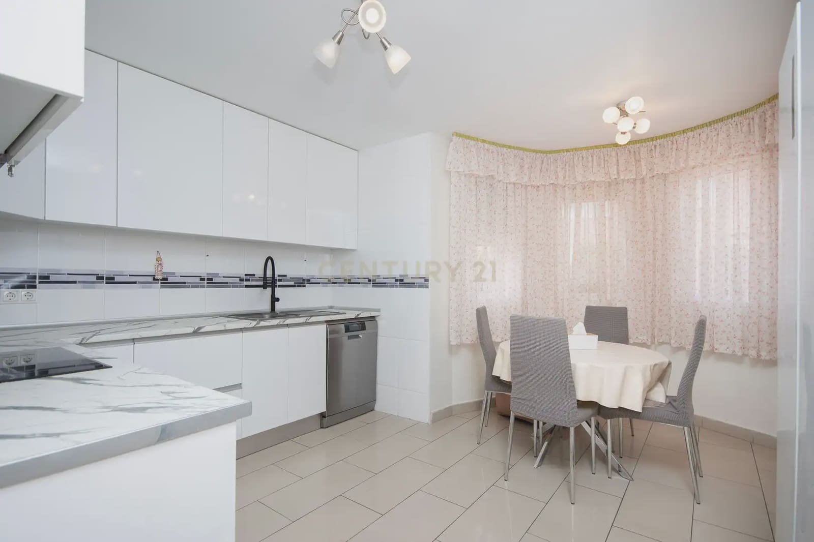 3 bedroom Townhouse for sale in Alicante / Alacant city with pool - € 569,000 (Ref: 9848241)