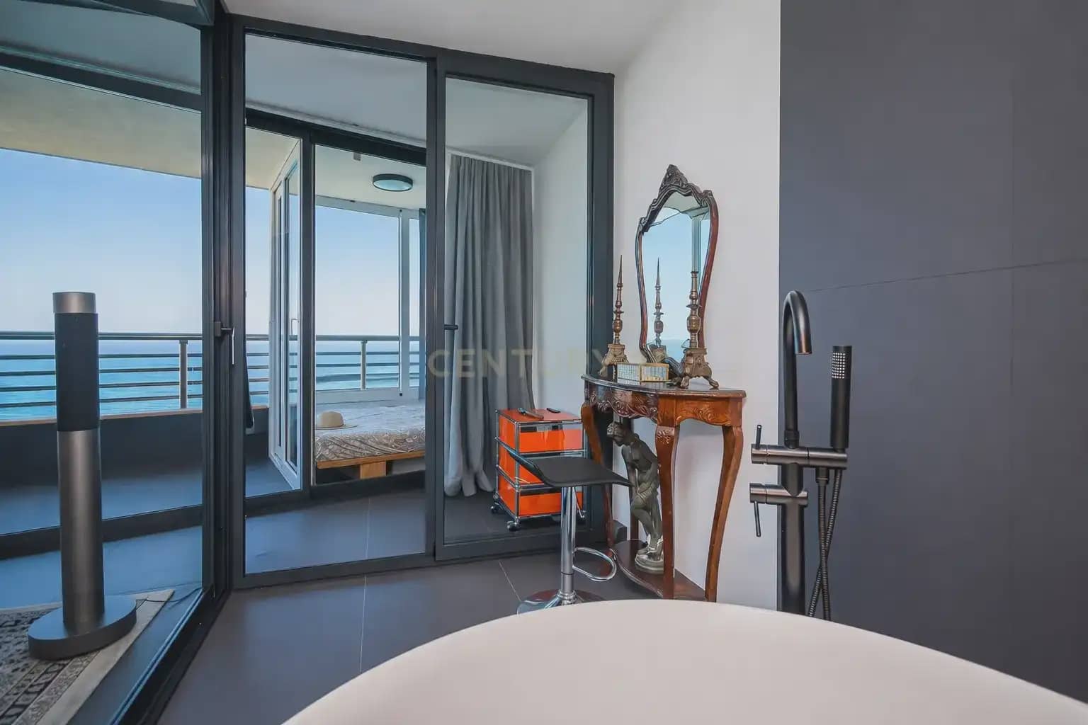 2 bedroom Flat for sale in Alicante / Alacant city - € 530,000 (Ref: 9858287)