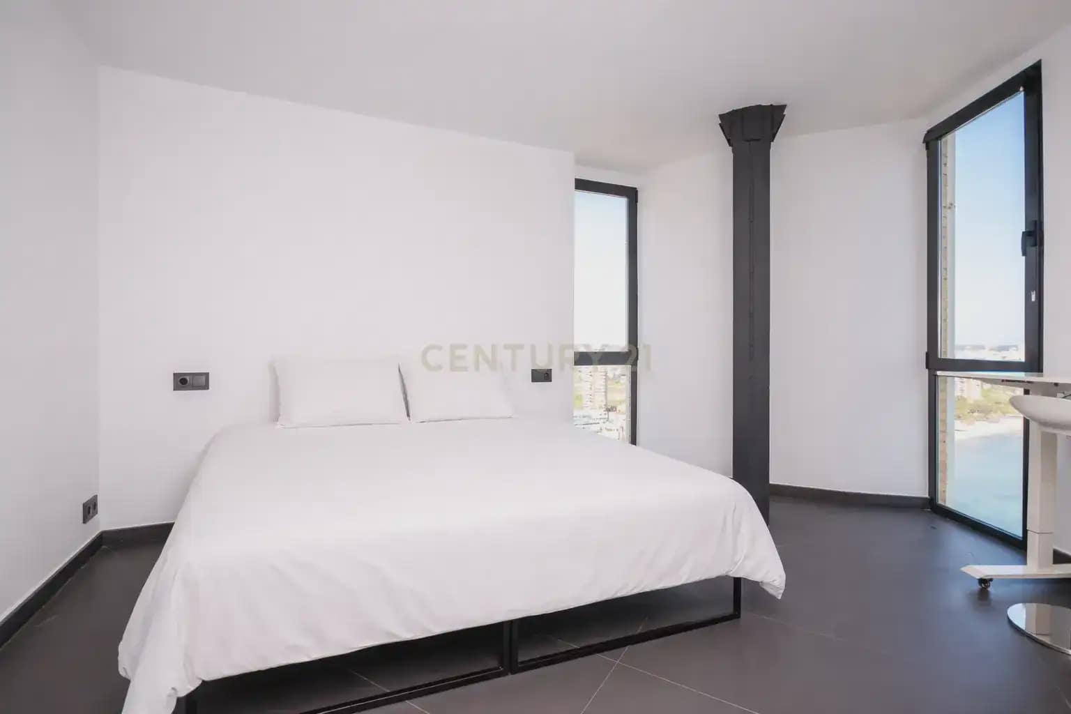 2 bedroom Flat for sale in Alicante / Alacant city - € 530,000 (Ref: 9858287)