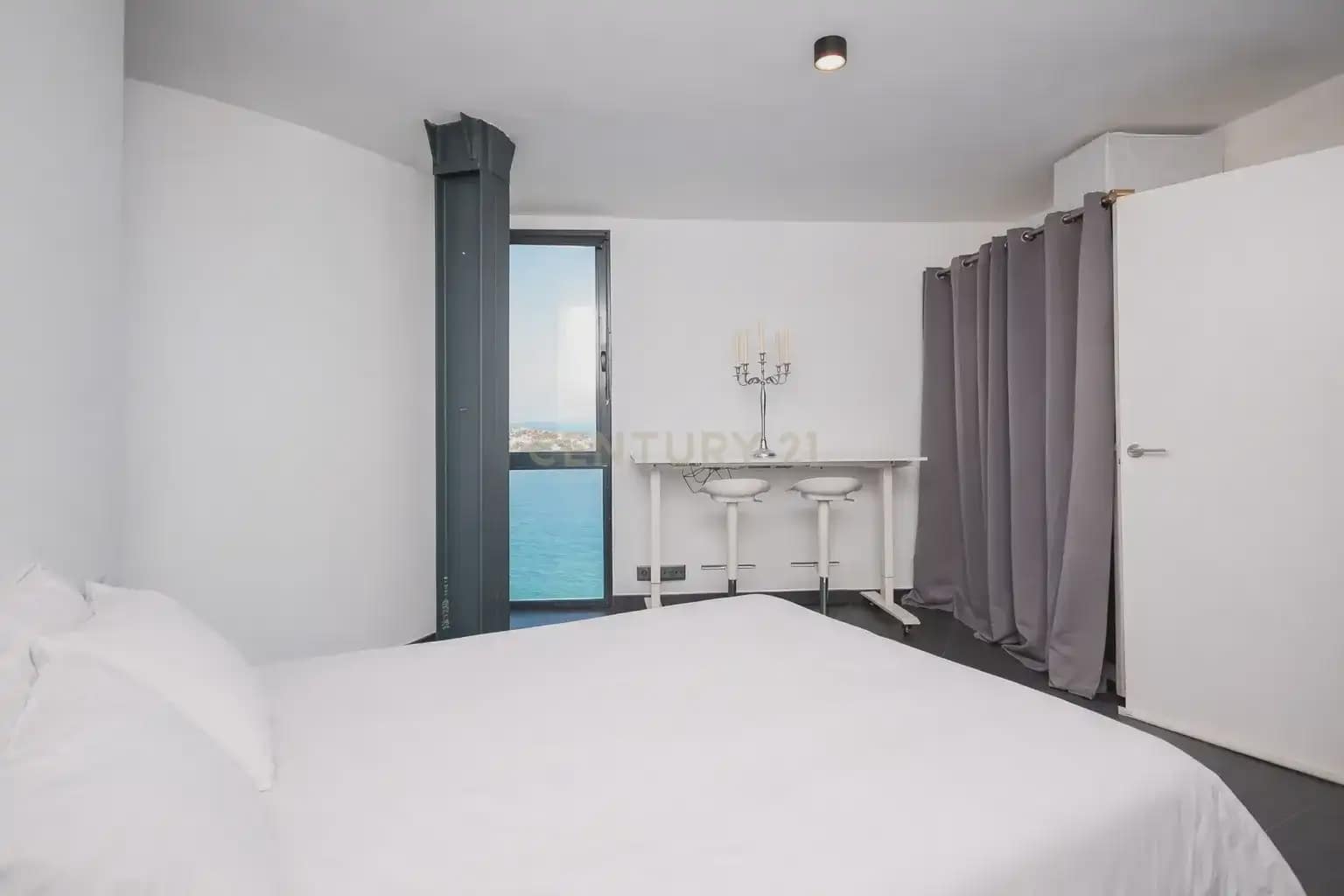2 bedroom Flat for sale in Alicante / Alacant city - € 530,000 (Ref: 9858287)
