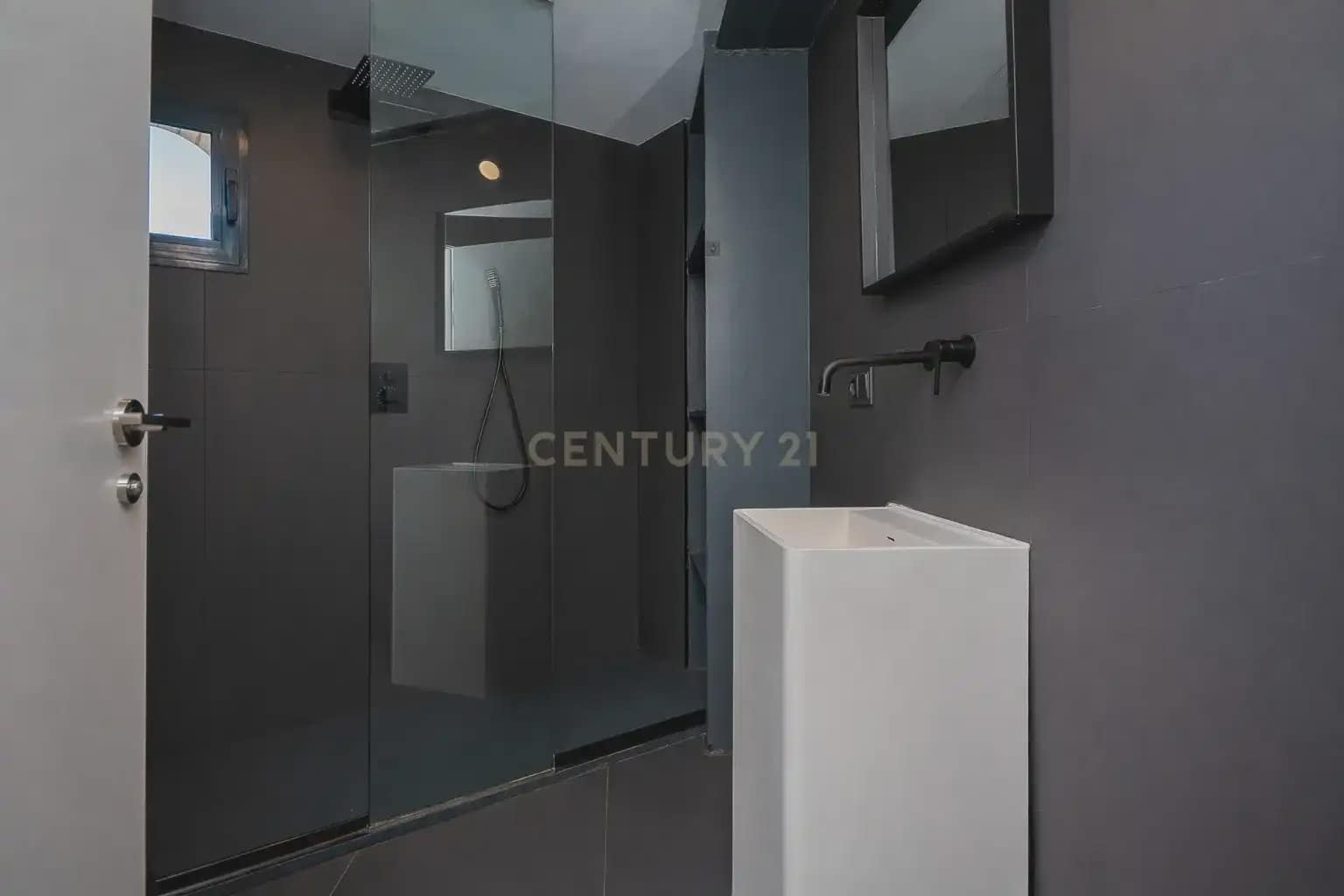 2 bedroom Flat for sale in Alicante / Alacant city - € 530,000 (Ref: 9858287)
