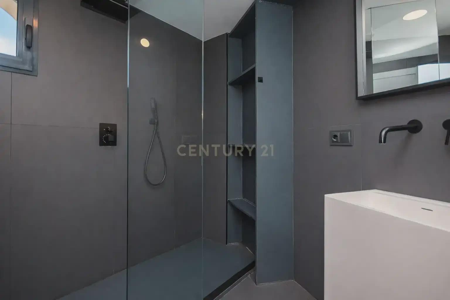 2 bedroom Flat for sale in Alicante / Alacant city - € 530,000 (Ref: 9858287)