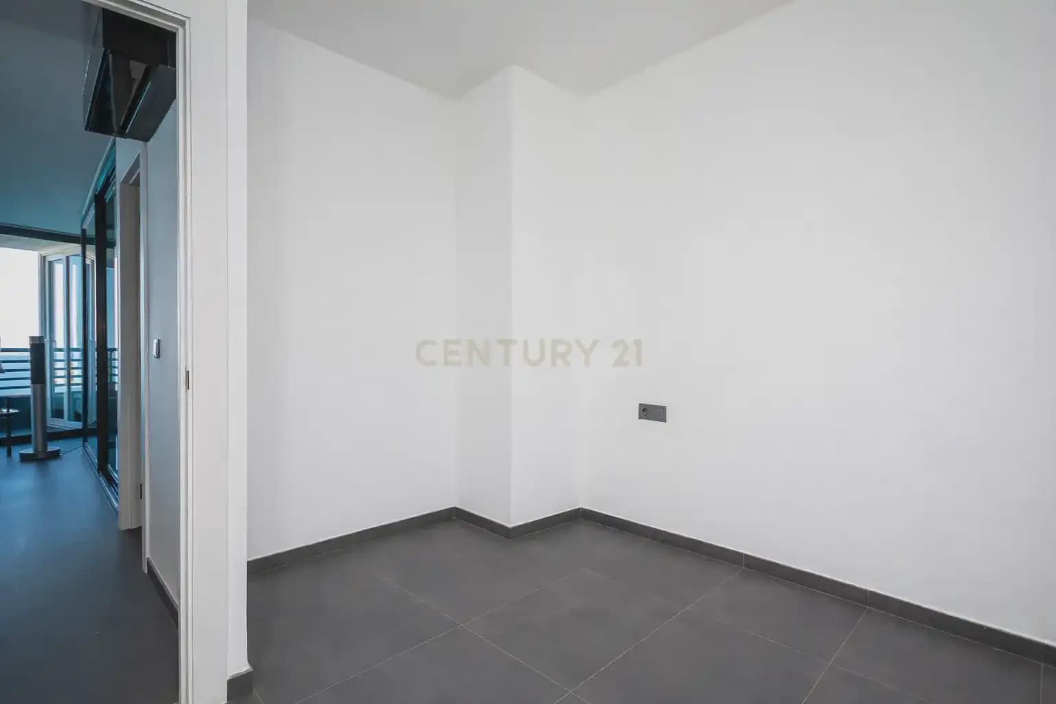2 bedroom Flat for sale in Alicante / Alacant city - € 530,000 (Ref: 9858287)