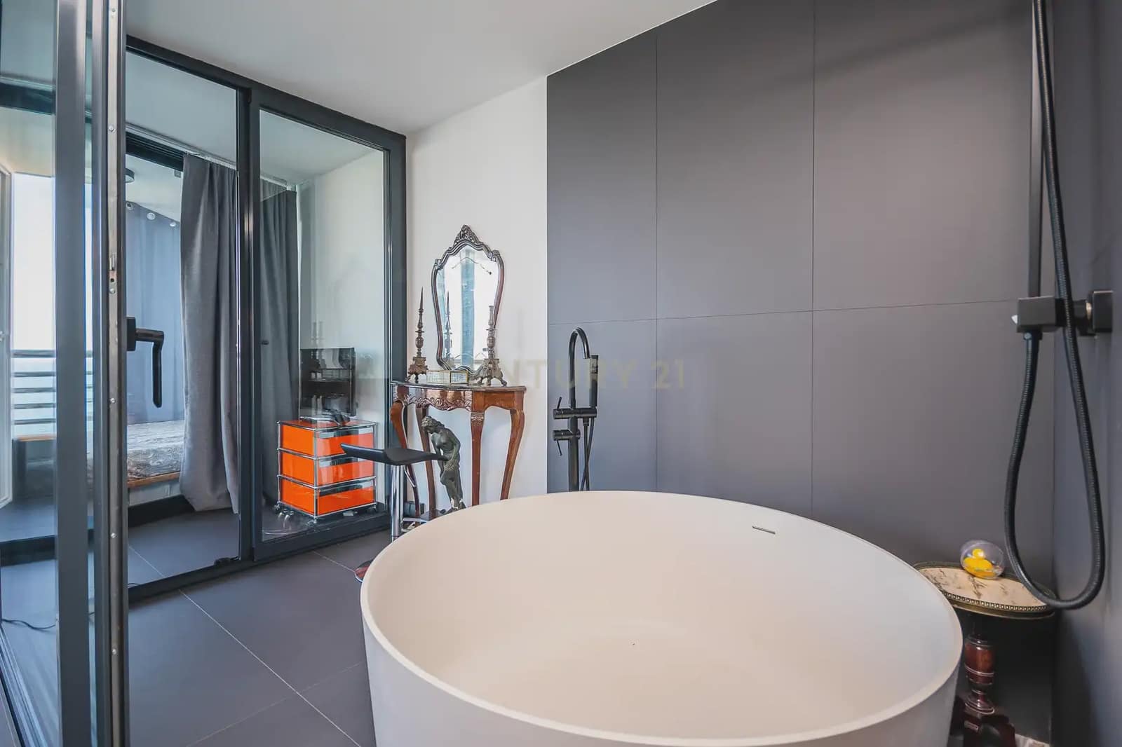2 bedroom Flat for sale in Alicante / Alacant city - € 530,000 (Ref: 9858287)