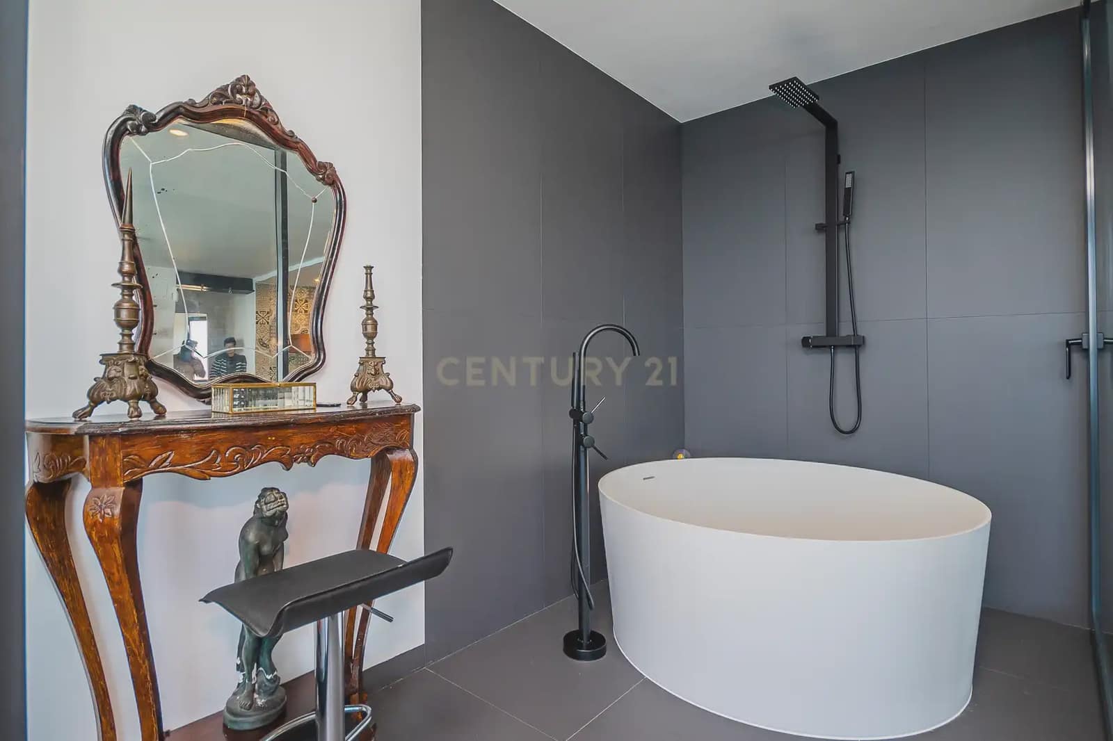 2 bedroom Flat for sale in Alicante / Alacant city - € 530,000 (Ref: 9858287)