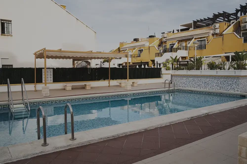 2 soveværelse Bungalow til leje i Elche / Elx med swimmingpool - € 1.200 (Ref: 9889314)